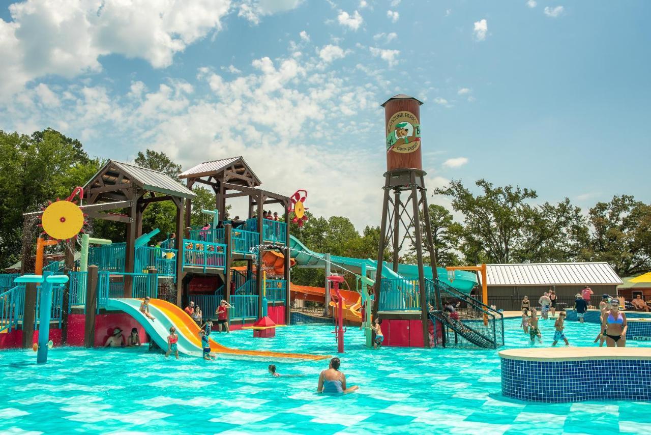 Jellystone Park Tyler Hotel Exterior foto